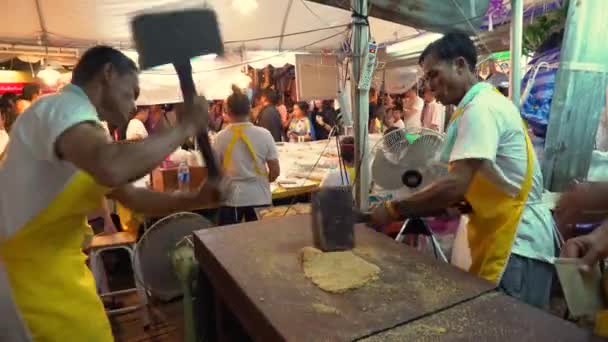 Bangkok-Oct 1: jord nöts blandning med karamell honung och sirap sedan smash tills platt sedan hugga för att vara en kinesisk mellanmål på kinesiska vegetarisk Festival den 1 oktober 2016, Yaowarat Road — Stockvideo