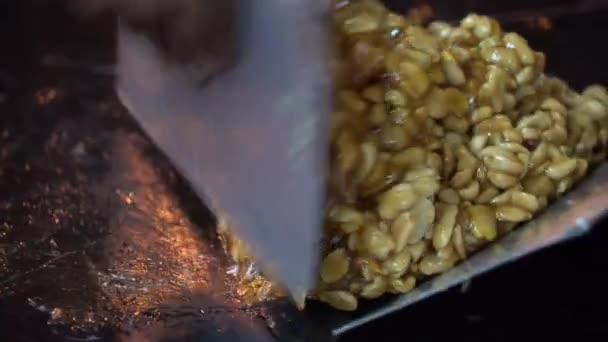 Bangkok - 1. Okt: Erdnussmischung mit Karamellhonig und Sirup zerkleinern, bis sie flach sind, dann hacken, um ein chinesischer Snack beim chinesischen vegetarischen Festival am 1. Oktober 2016 zu sein, Yaowarat Road — Stockvideo