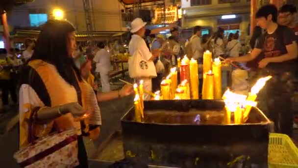 Бангкок - OCT 1: Многие люди приходят поклониться и попросить крови в Куан Йим Шрине на Китайском вегетарианском фестивале 1 октября 2016 года на дороге Яоварат — стоковое видео