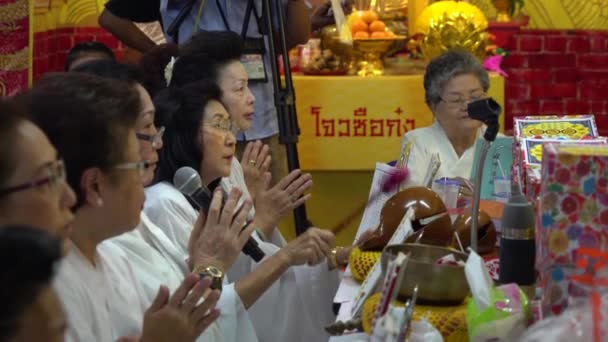 Bangkok - Eki 1: Birçok kişi ibadet gelmek ve Çin Vejetaryen Festivali'nde Kuan Yim Tapınağı'nda bereket isteyin 1 Ekim 2016, Yaowarat road — Stok video