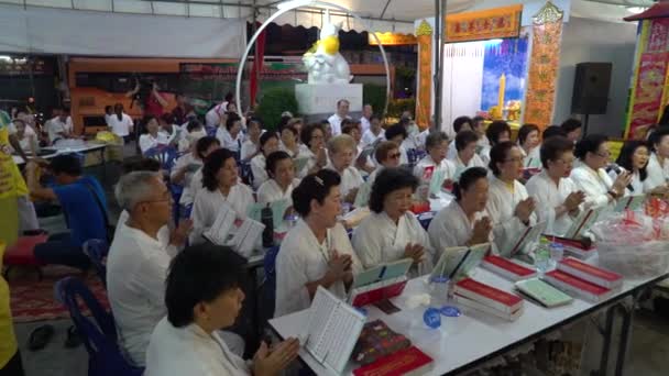 Bangkok - PTU 1: Muitas pessoas vêm para adorar e pedir bênçãos em Kuan Yim Santuário no Festival Vegetariano Chinês Em 1 de outubro de 2016, Yaowarat estrada — Vídeo de Stock
