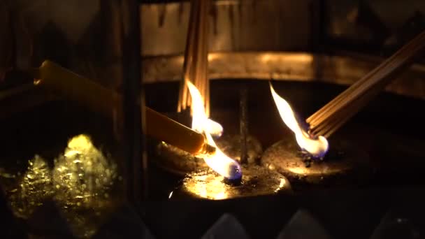Poner el incienso y la vela para encenderlo — Vídeos de Stock