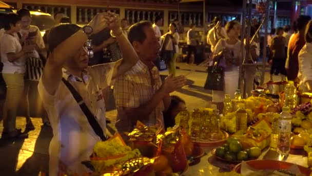 Bangkok-1 oktober: veel mensen komen naar aanbidding en vragen om zegeningen in Kuan Yim Shrine op Chinees vegetarisch Festival op 1 October 2016, Yaowarat Road — Stockvideo