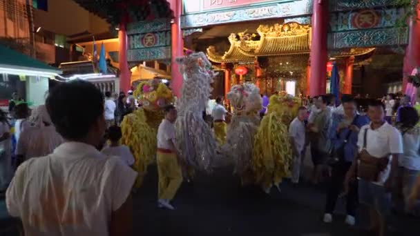 Bangkok - Eki 1: Aslan dans gösterisi Kuan Yim Shrine Çin Vejetaryen Festivali'nde olsun 1 Ekim 2016, Yaowarat road — Stok video