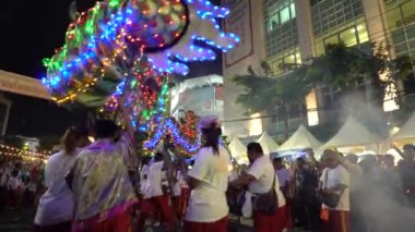 Bangkok - Eki 1: Dragon dans gösterisi ekibi Havai fişek ve davul kullanarak Çin Vejetaryen Festivali'nde insanları eğlendirmek için 1 Ekim 2016 tarihinde, Yaowarat road