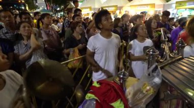 Bangkok - Eki 1: Dragon dans gösterisi ekibi Havai fişek ve davul kullanarak Çin Vejetaryen Festivali'nde insanları eğlendirmek için 1 Ekim 2016 tarihinde, Yaowarat road