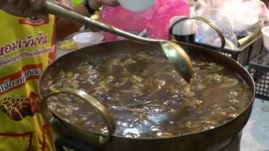 Bangkok - Eki 1: El balık maw çorbası karıştırın, Çin Vejetaryen Festivali'nde Çin popüler sokak gıda 1 Ekim 2016, Yaowarat road