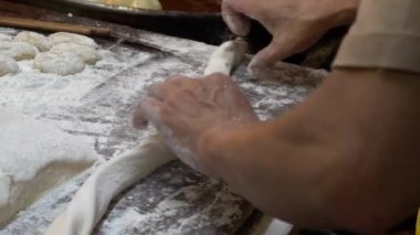 Eller bir un yoğurun kızartmak için hazırlayın ve daha sonra Çin'in çerez biri haline, tayland 