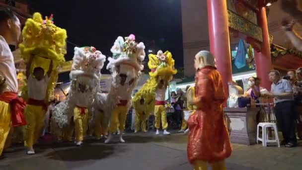 Bangkok-október 1: Lion Dance show kap Kuan Yim kegyhely a kínai vegetáriánus fesztivál október 1-jén 2016, Yaowarat út — Stock videók