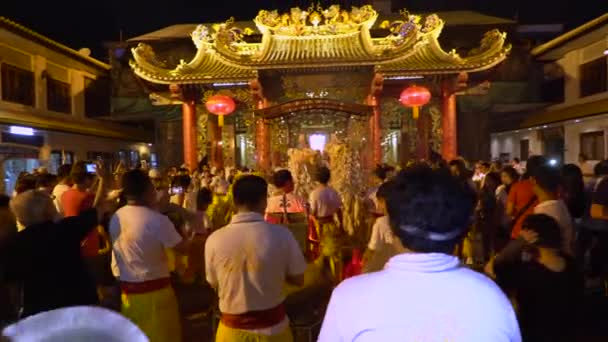 バンコク - 10月1日:ライオンダンスショーは、2016年10月1日に中国のベジタリアンフェスティバルでクアンイム神社で取得します, ヤオワラット道路 — ストック動画