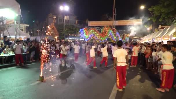 Bangkok - OCT 1: Dragon Dance Show team using fireworks and drum to entertain people at Chinese Vegetarian Festival 1 октября 2016, Yaowarat road — стоковое видео