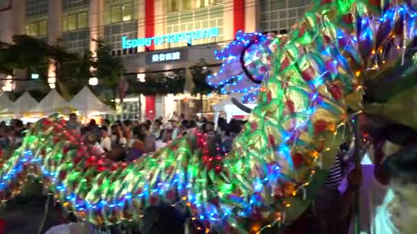 Bangkok-október 1: Dragon Dance Show csapata a tűzijáték és a dob szórakoztatni az embereket a kínai vegetáriánus fesztivál október 1-jén 2016, Yaowarat Road — Stock videók
