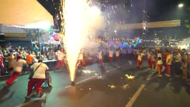 Bangkok - OCT 1: Dragon Dance Show team using fireworks and drum to entertain people at Chinese Vegetarian Festival 1 октября 2016, Yaowarat road — стоковое видео