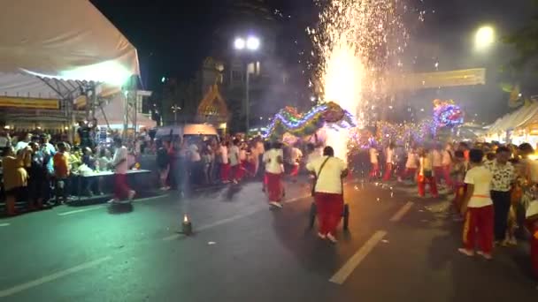 Bangkok - OCT 1: Dragon Dance Show team using fireworks and drum to entertain people at Chinese Vegetarian Festival 1 октября 2016, Yaowarat road — стоковое видео
