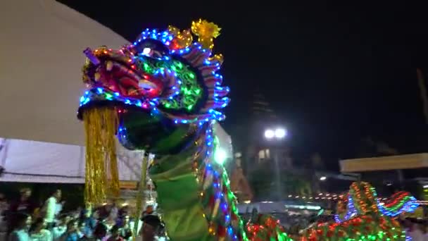 Bangkok - 1. Okt: Drachentanz-Showteam mit Feuerwerk und Trommel zur Unterhaltung der Menschen beim chinesischen Vegetarierfest am 1. Oktober 2016, Yaowarat Road — Stockvideo