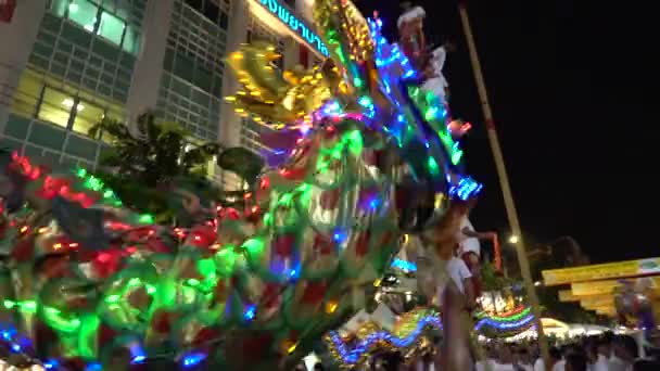 Bangkok - OCT 1: Dragon Dance Show team using fireworks and drum to entertain people at Chinese Vegetarian Festival 1 октября 2016, Yaowarat road — стоковое видео