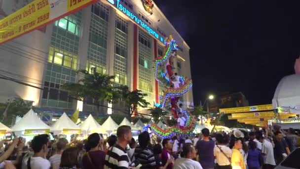 Bangkok - OCT 1: Dragon Dance Show team using fireworks and drum to entertain people at Chinese Vegetarian Festival 1 октября 2016, Yaowarat road — стоковое видео