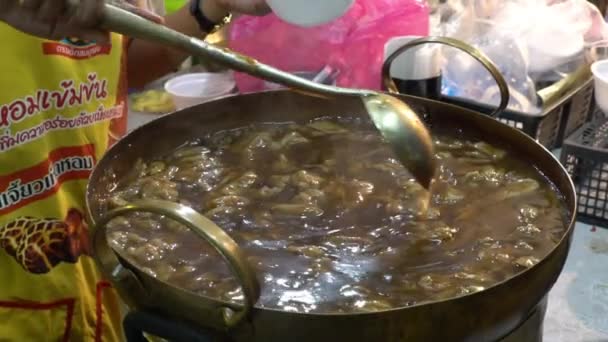 방콕 - 10월 1일: 2016년 10월 1일 야오와라트 로드에서 중국 채식 축제에서 손으로 저어 생선 아우 수프, 중국 인기 길거리 음식 — 비디오