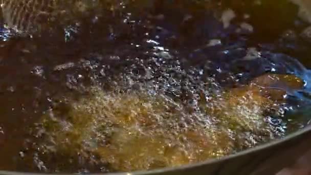 Wonton frito con aceite caliente en sartén — Vídeos de Stock