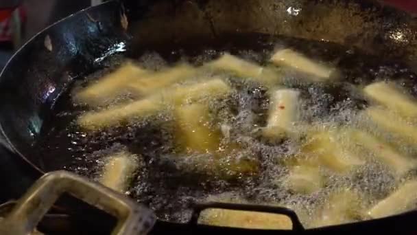 Рука покласти свіжий ролл весни в гарячій плиті нафту — стокове відео