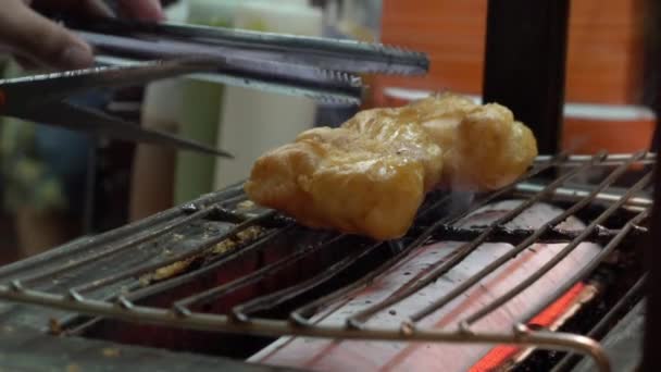 Patongko Chinese snack wordt gegrild op een barbecue kachel in een Chinees vegetarisch Festival — Stockvideo