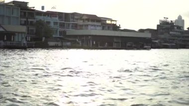 Chao Phraya Nehri'nin, Bangkok, Tayland alınan sabah feribotuna