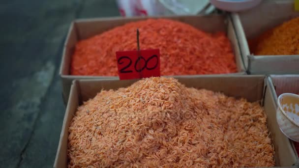 Trockene Meeresfrüchte zur Verteilung in Papierboxen ausgelegt — Stockvideo