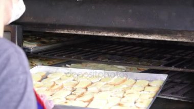 Fırıncılar ekmek fırıncı fırına koyarak