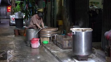 Tüccarlar yumurta sabah piyasada Satılık temizlemek hazırlanıyorlar.