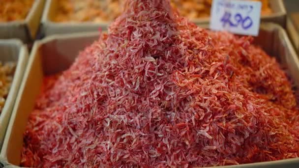 Fruits de mer secs placés doublés dans des boîtes en papier pour distribution — Video