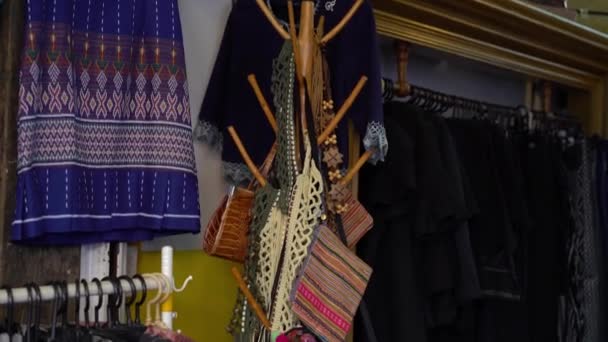 Ropa de estilo norte, pantalones, zapatos, zapatos están en las tiendas — Vídeo de stock