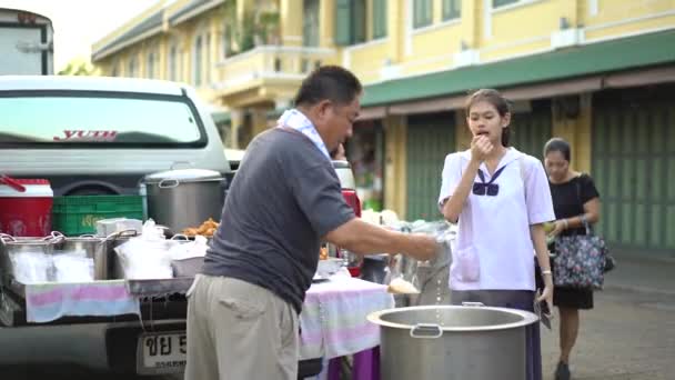 Estudante tailandês compra bebida de tofu do comerciante de caminhão de comida pela manhã — Vídeo de Stock