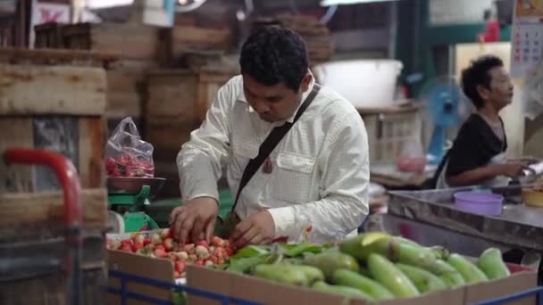 Handelaren zijn aardbeien voorbereiden door weging in weegschalen — Stockvideo