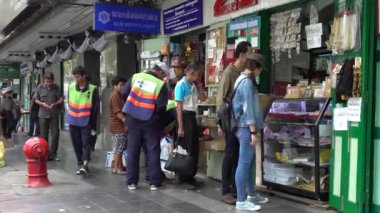 İnsanlar muska piyasada satın almak