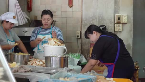 L'atmosphère dans la boulangerie. L'équipe emballant le pain dans un sac à vendre — Video