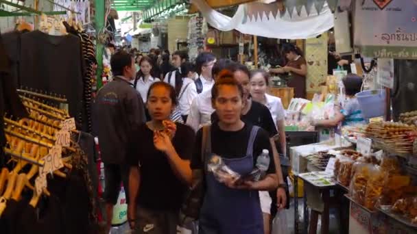 Människor njuter av shopping för moderiktiga kläder på Tha Wanglang pier — Stockvideo
