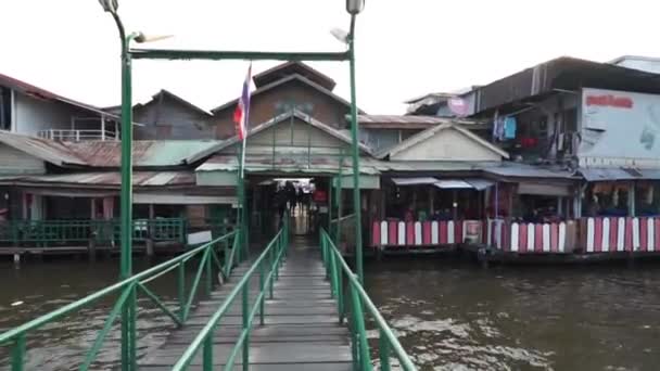 古代の Tha Tien 桟橋撮影ビュー ポイントの中に入る — ストック動画