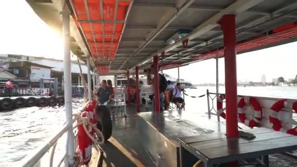 Ferry driving to Tha Tien pier in Chao Phraya River — Stock Video