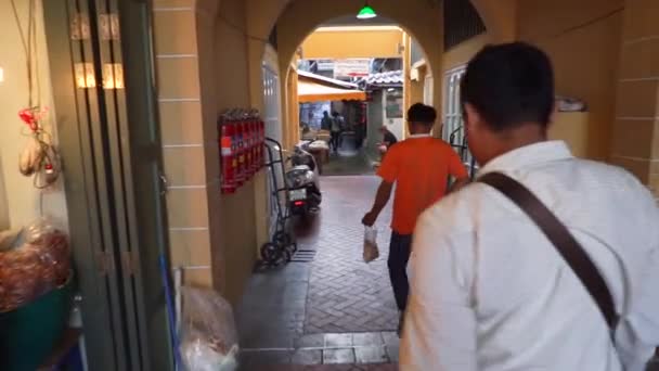 Männer zu Fuß zum "tha tien" -Trockenkostmarkt in Bangkok — Stockvideo