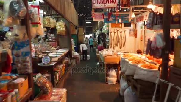 Spaziergang durch den tha tien dry food morning market in bangkok — Stockvideo