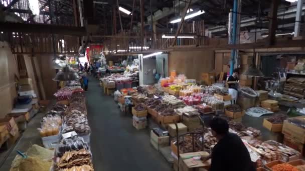 Tha Tien mercado de alimentos secos por la mañana en Bangkok, Ver muchos apertura de la tienda, Grúa tiro — Vídeo de stock