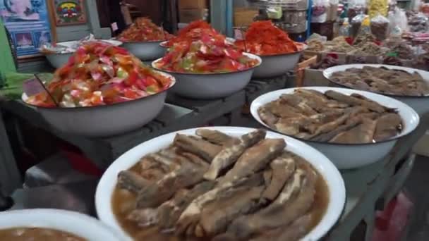 Caminhando pelo mercado de comida seca Tha Tien em Bangkok — Vídeo de Stock