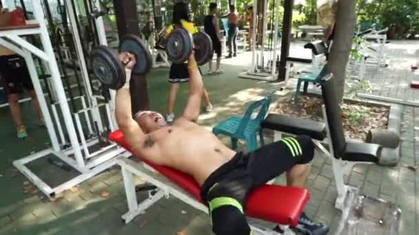 Les gens font de l'exercice au centre du parc appelé parc Saranrom — Video