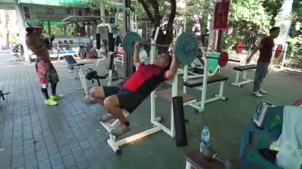 As pessoas estão se exercitando no centro do parque que chamou Saranrom Park — Vídeo de Stock