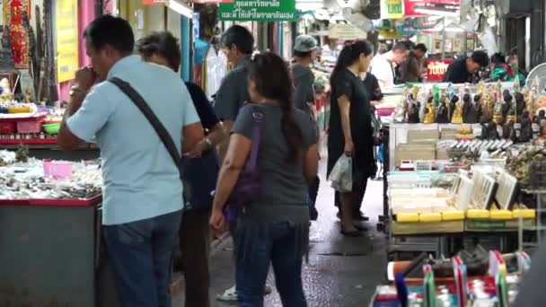 Menschen sind daran interessiert, Amulette auf dem größten thailändischen Amulettenmarkt zu kaufen — Stockvideo