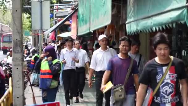 Az emberek sétálnak előtt amulett piacon, Bangkok — Stock videók