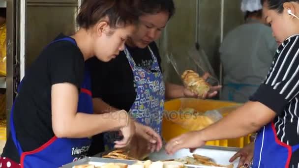 A hangulat a pékség bolt. A csapat csomagolás a kenyér zsák eladó — Stock videók