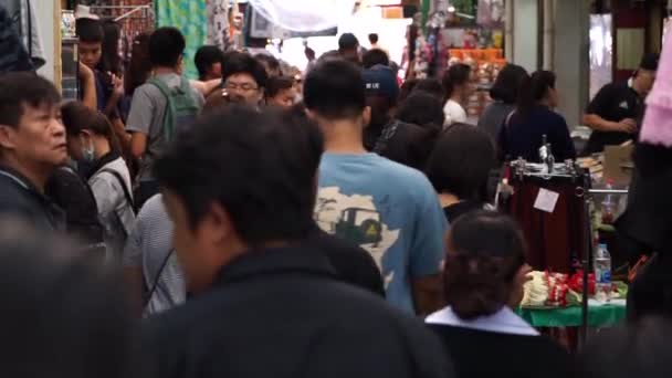 Люди наслаждаются покупками модной одежды на пирсе Tha Wanglang — стоковое видео