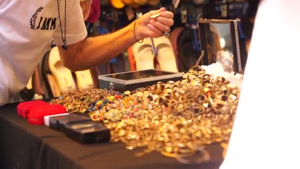 Homem gosta de fazer compras para anéis na moda no cais "Tha Wanglang" — Vídeo de Stock