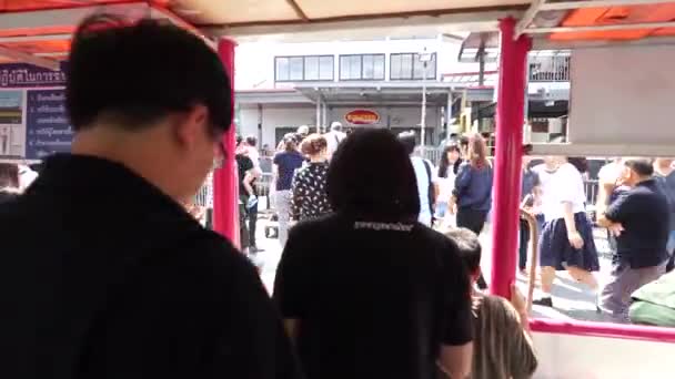 Zu Fuß von der Fähre zum Wanglang Pier, Standpunkt aufgenommen — Stockvideo